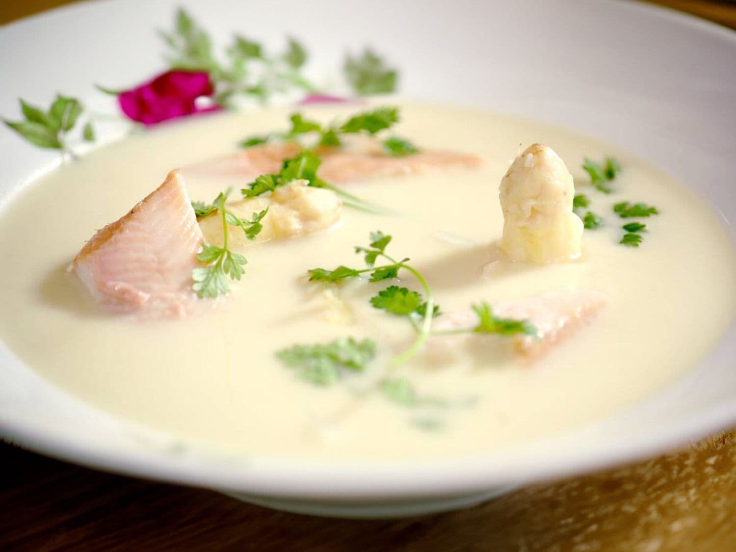 Vichyssoise van asperges met gerookte forel 