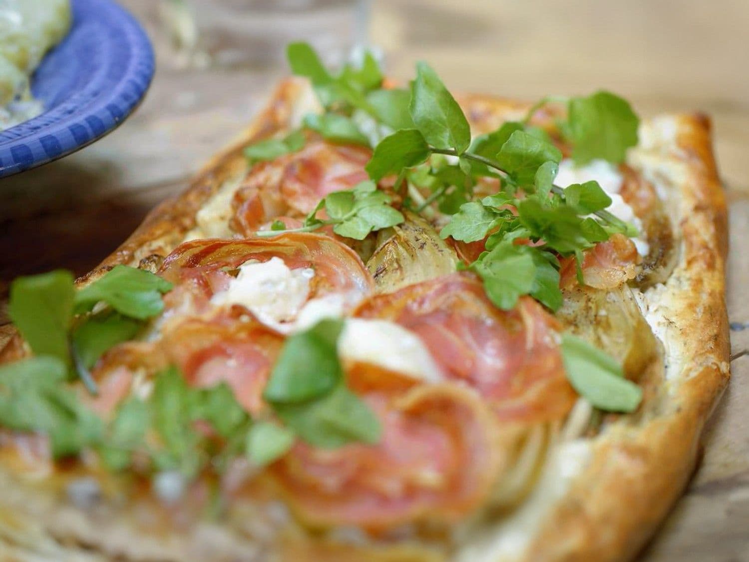 Bladerdeegtaart met witloof, pancetta en gorgonzola