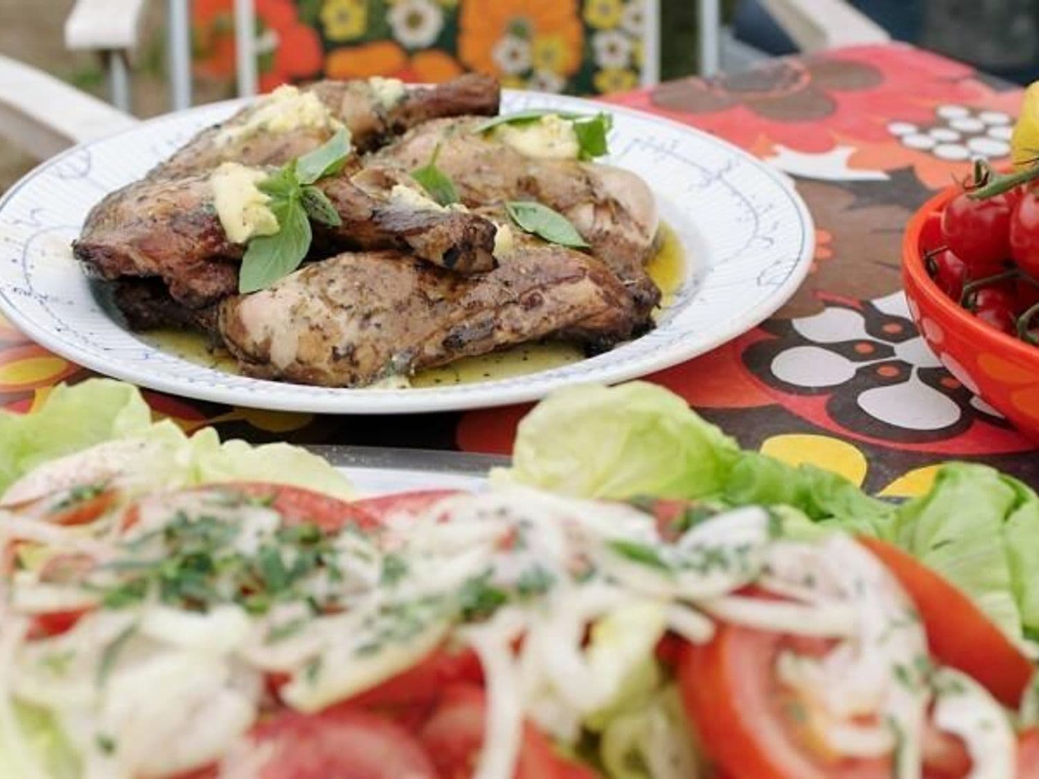 Kippenbillen op de bbq met peper-citroenboter, sla en tomaten