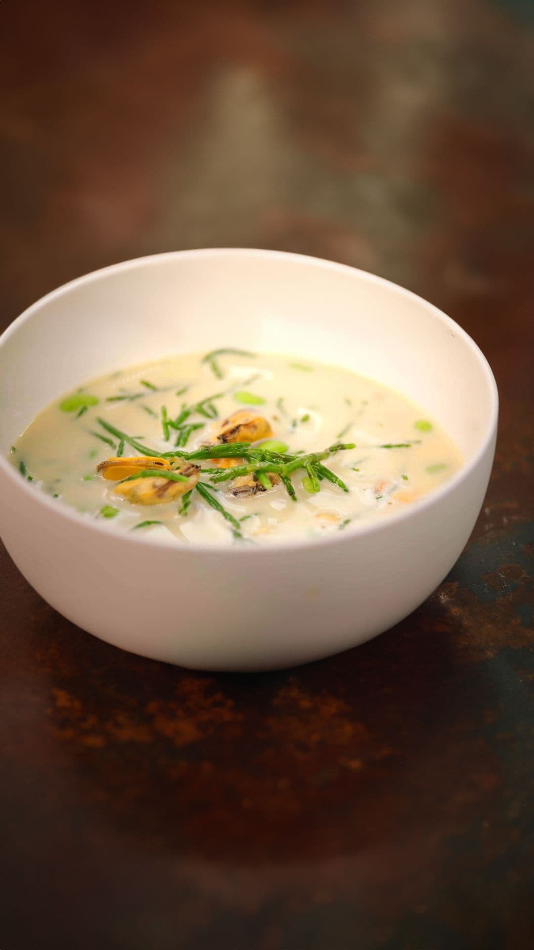 Soep van bouchot mosselen met miso en zeekraal