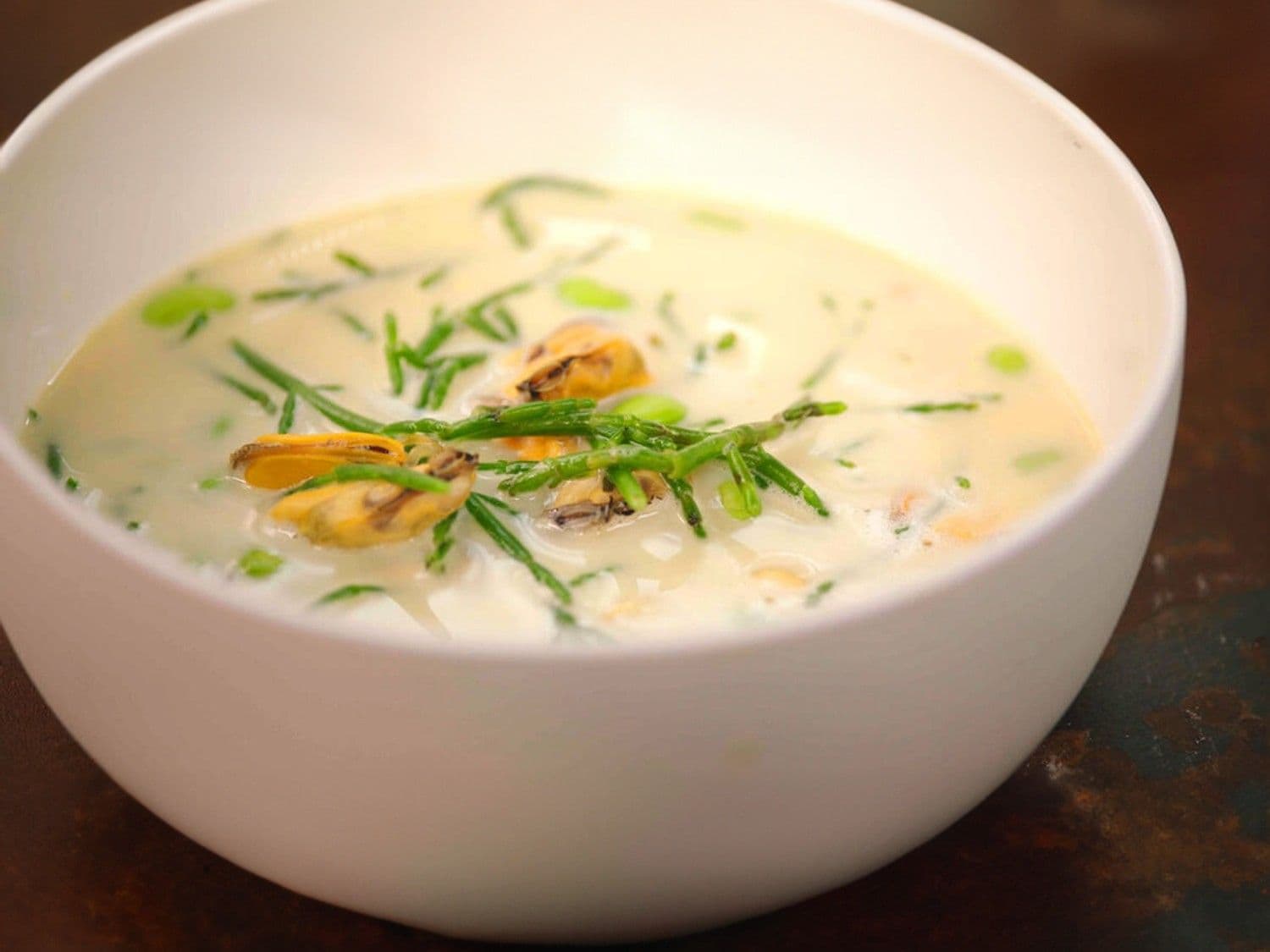 Soep van bouchot mosselen met miso en zeekraal