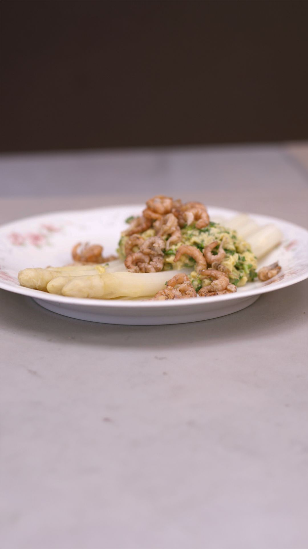 Asperges met roerei en grijze garnalen