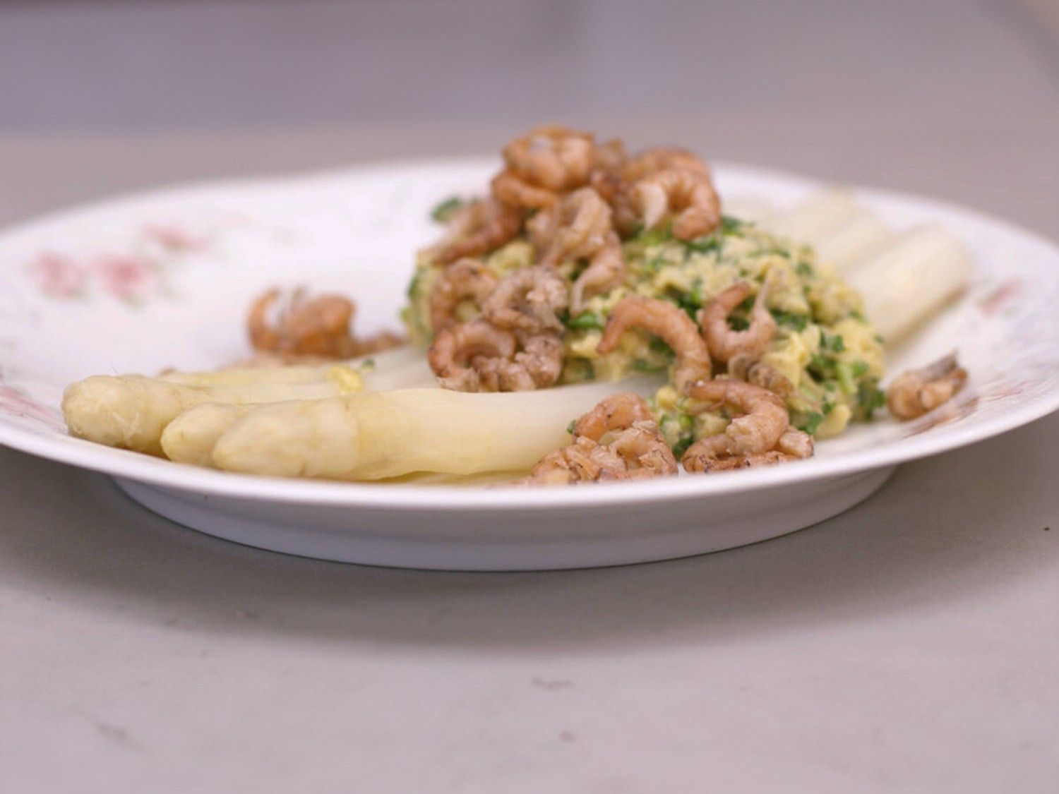 Asperges met roerei en grijze garnalen