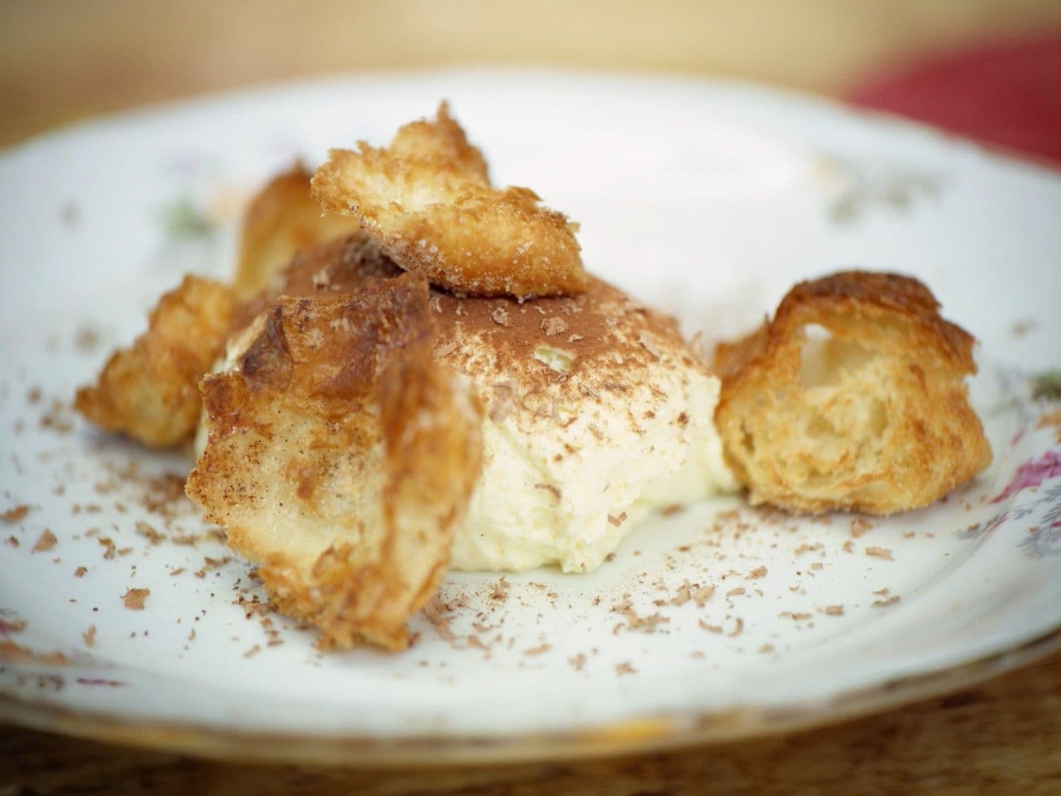 Sinaasappel-mascarponemousse met croutons van croissant