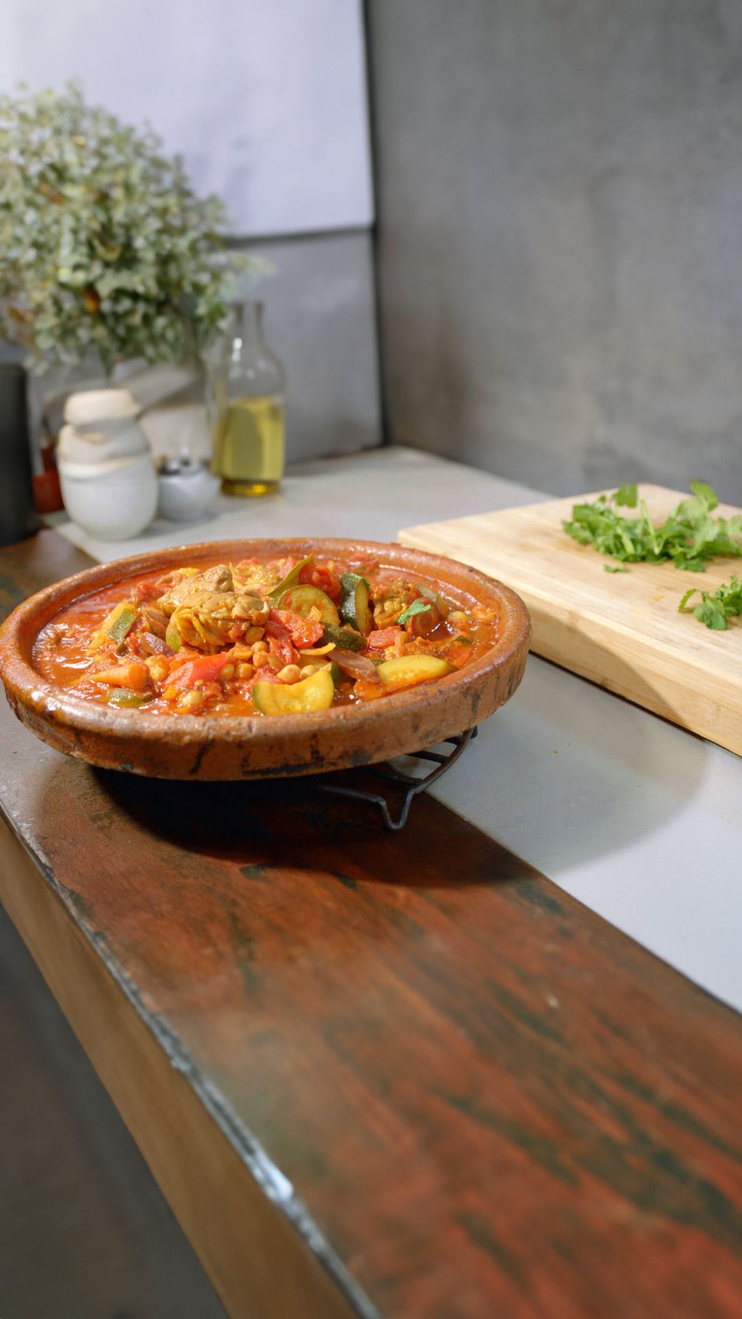 Tajine met kip, kikkererwten en tomaat