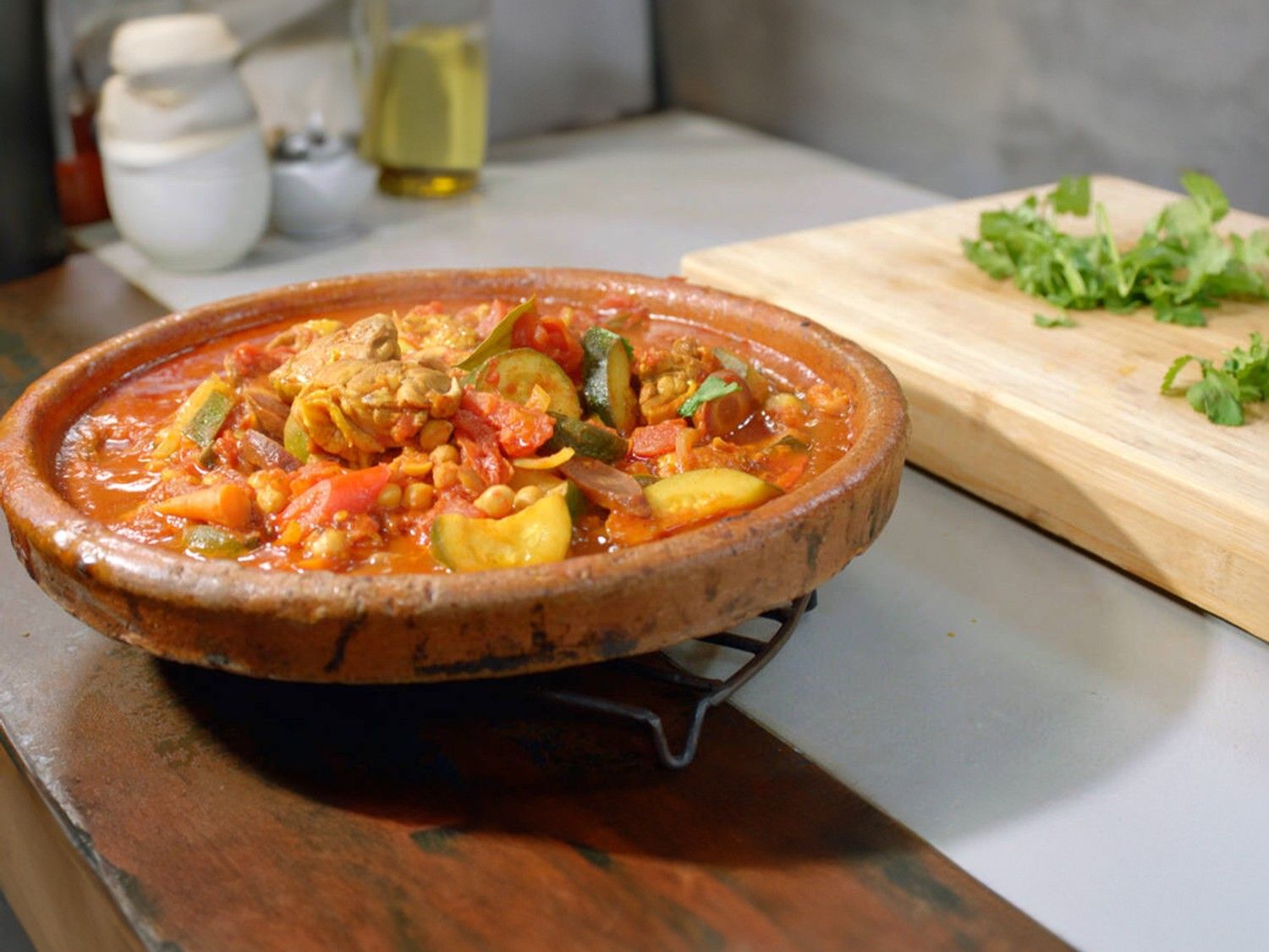Tajine met kip, kikkererwten en tomaat