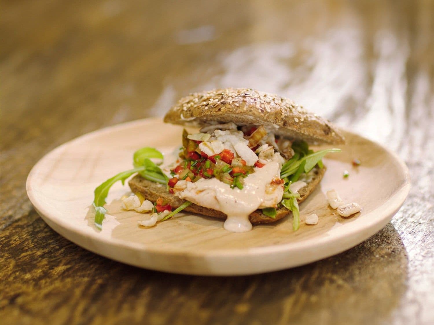 Club sandwich met kalkoen en tonijnsaus
