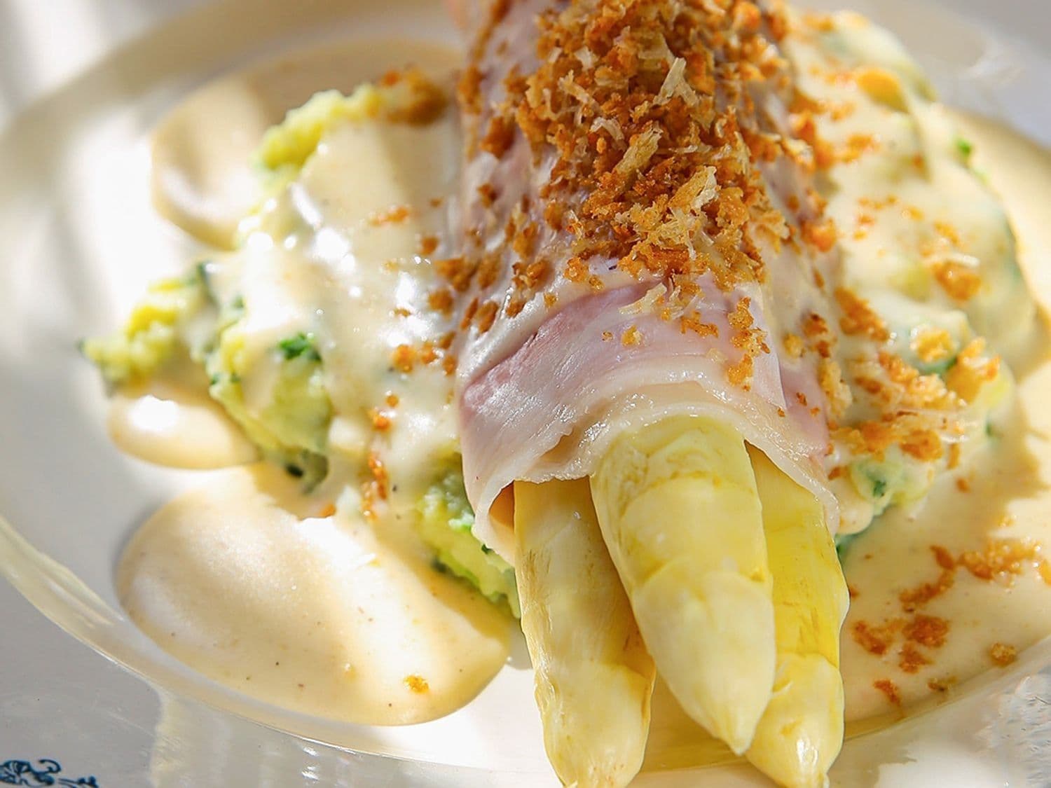 Asperges met ham in kaassaus en waterkerspuree