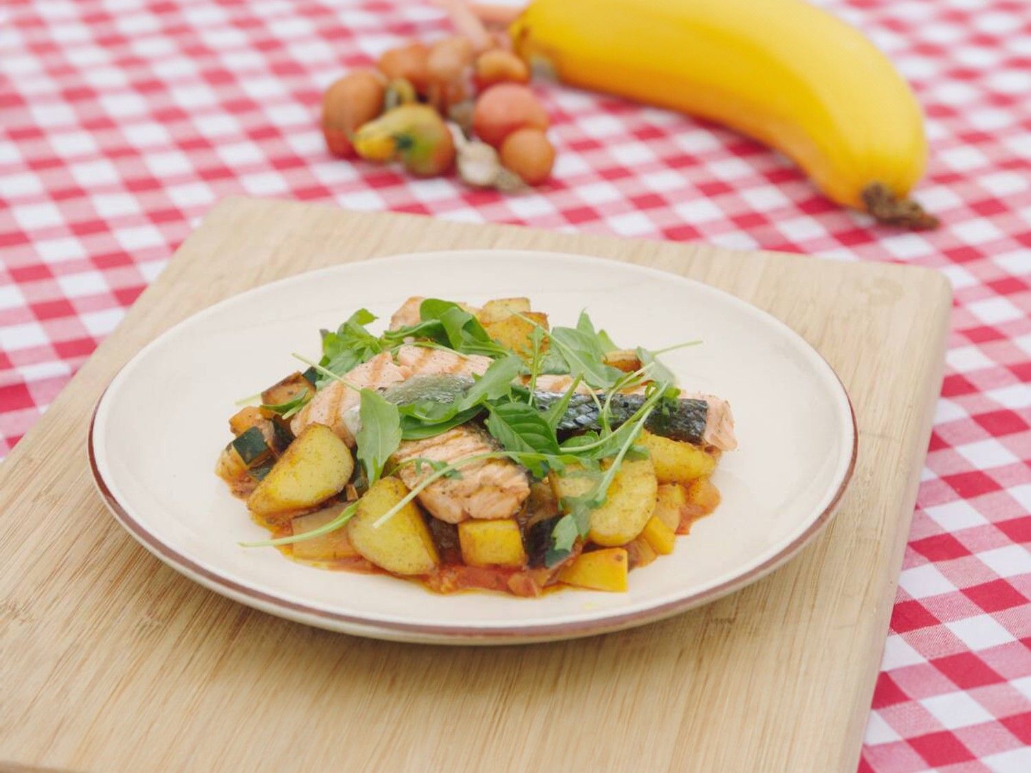 Gegrilde zalm met gebakken patatjes en ratatouille