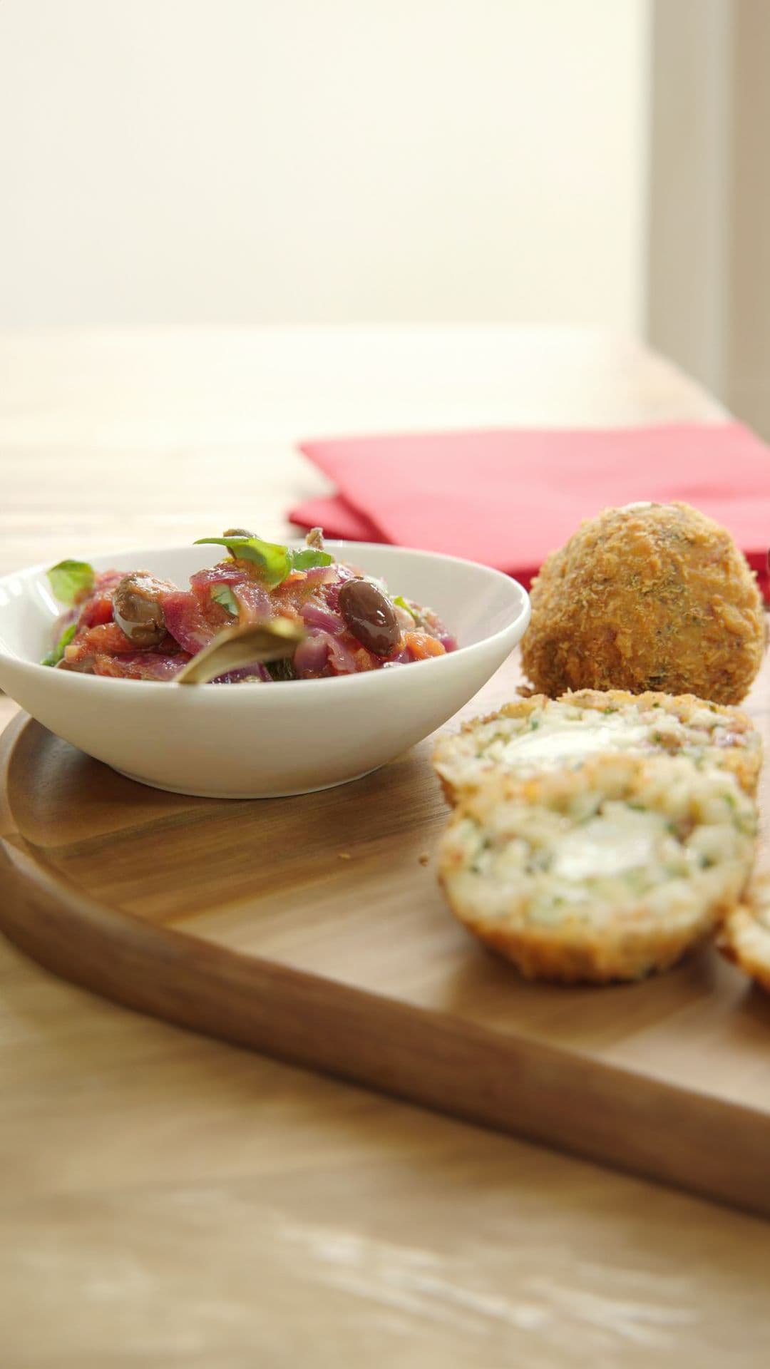 Arancini met caponata tomatensaus