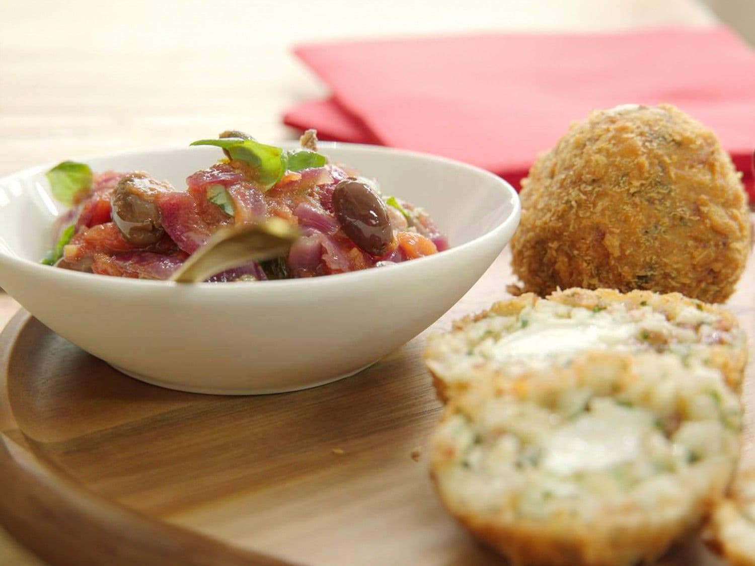 Arancini met caponata tomatensaus