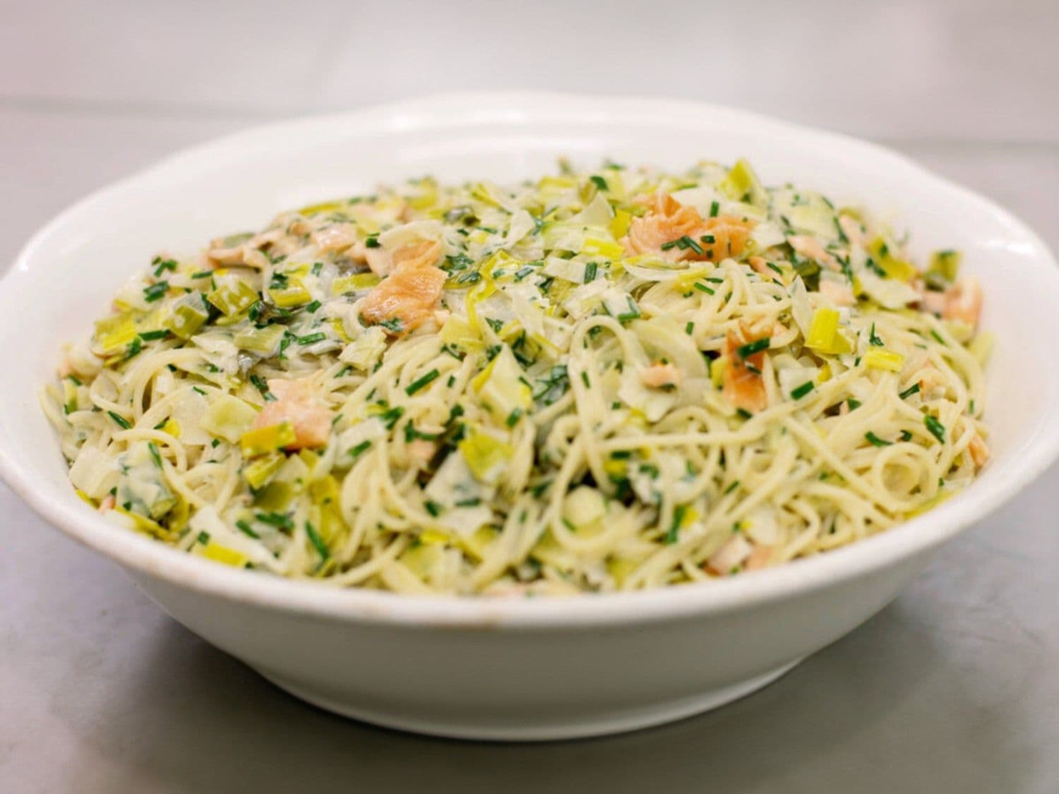 Romige spaghetti met kruidenkaas en gerookte zalm