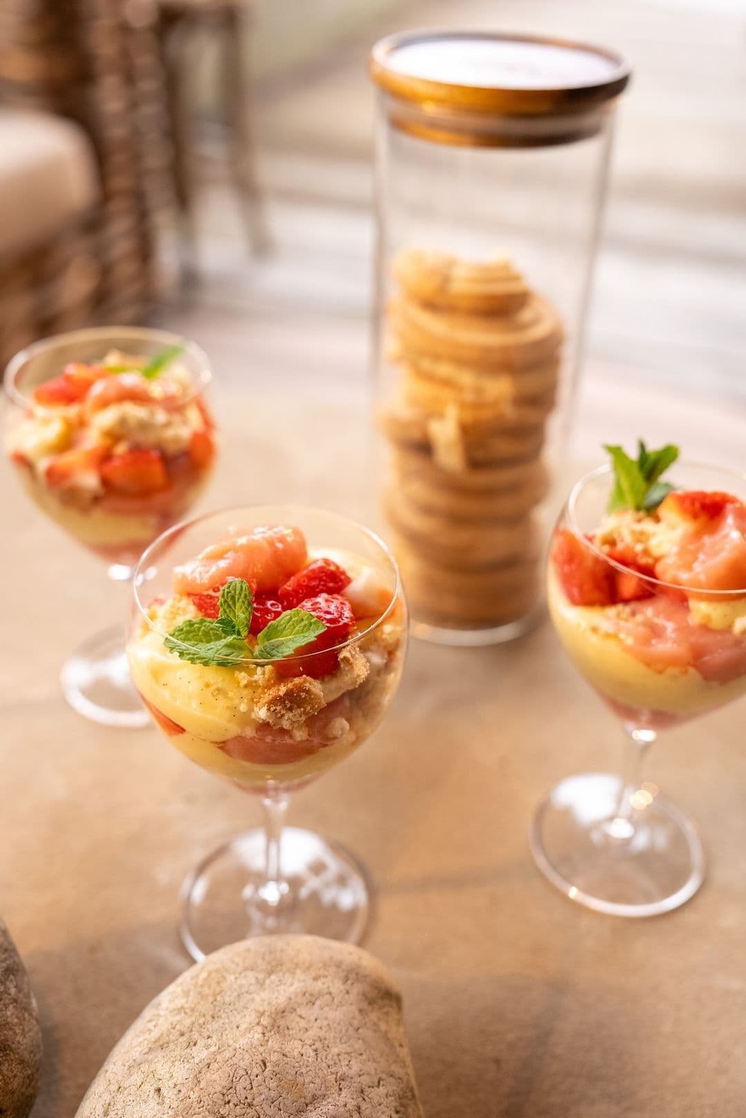 Aardbeien, compote van rabarber, crème chiboust en spritskoeken