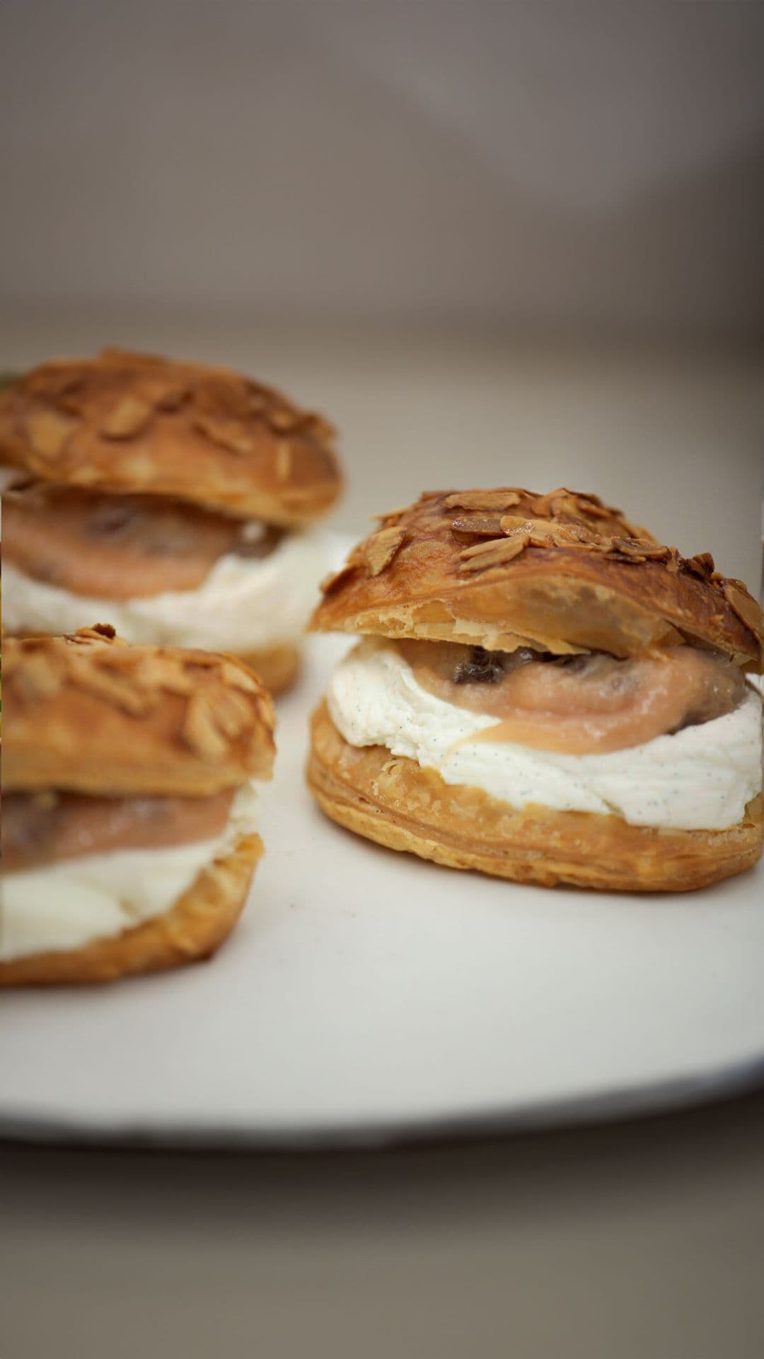 Bladerdeeggebakjes met rabarbercompote