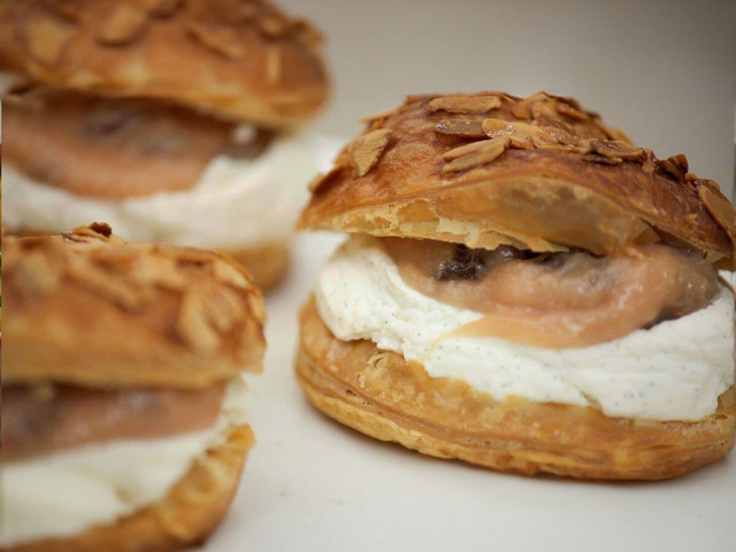 Bladerdeeggebakjes met rabarbercompote