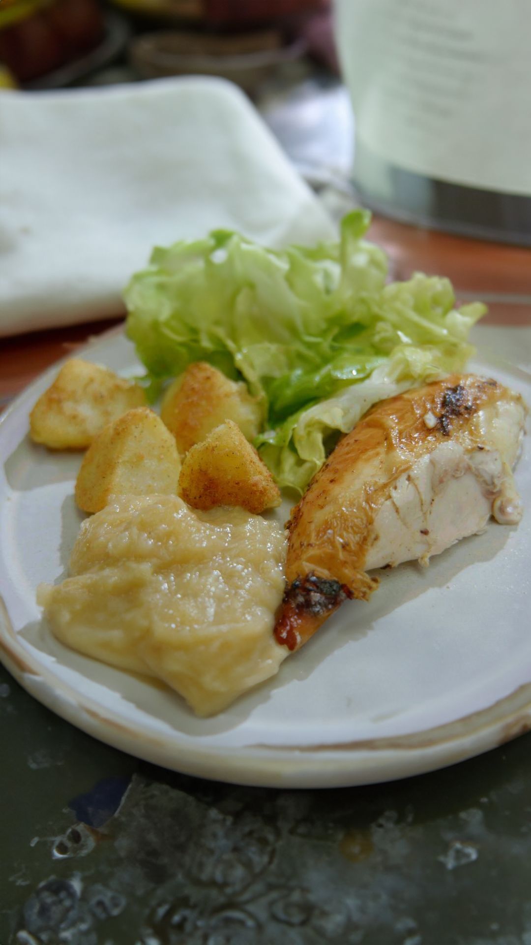 Gebraden kip met rabarber-appelmoes, gebakken aardappelen en kropsla