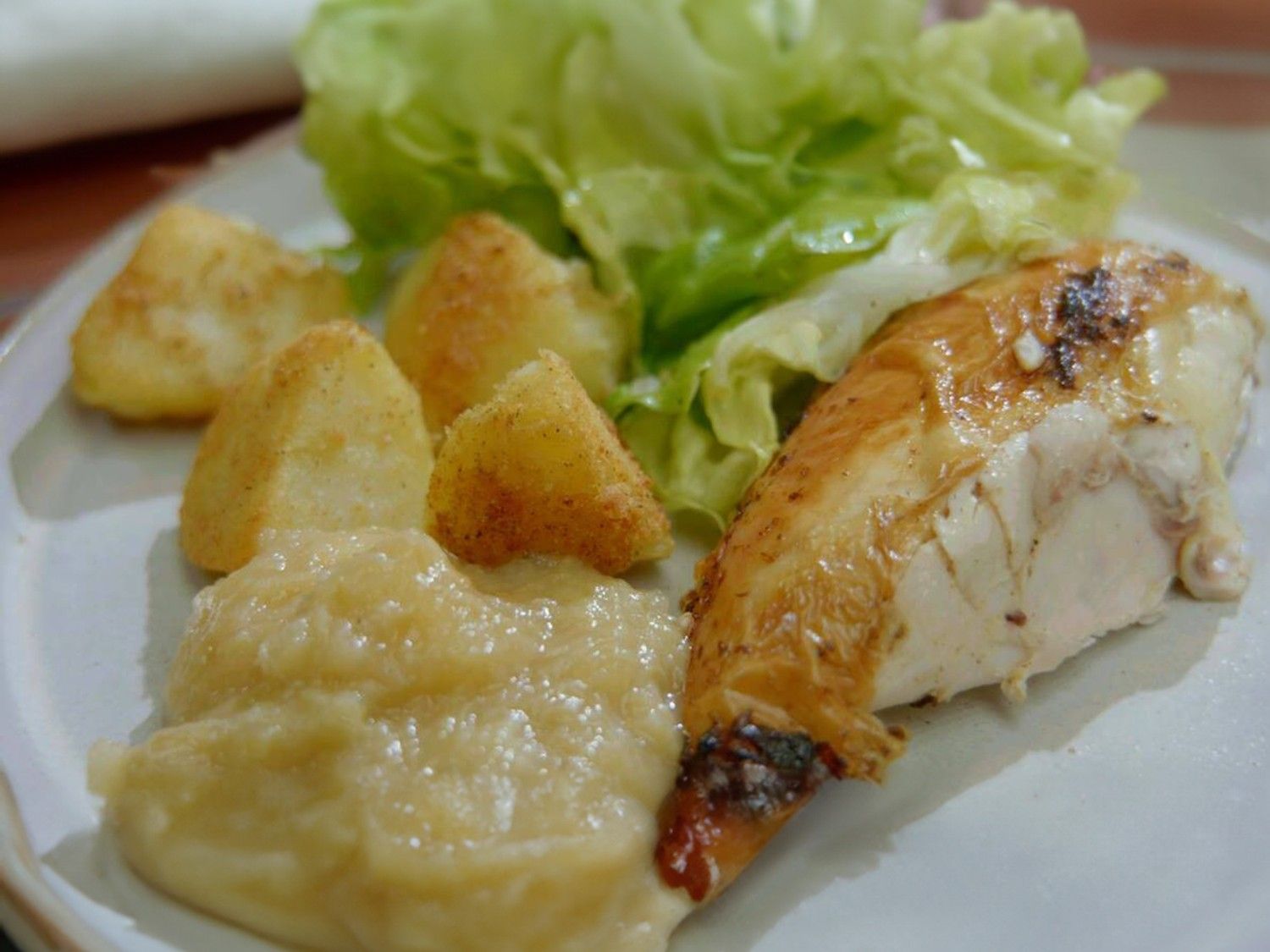 Gebraden kip met rabarber-appelmoes, gebakken aardappelen en kropsla