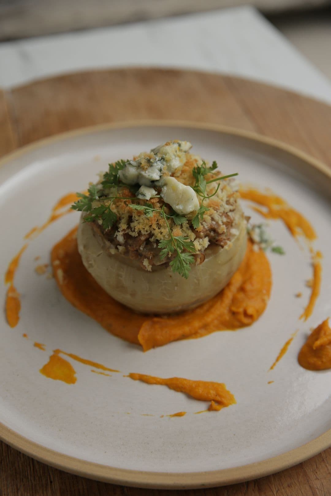 Gevulde koolrabi met champignons, blauwe kaas en pompoencrème