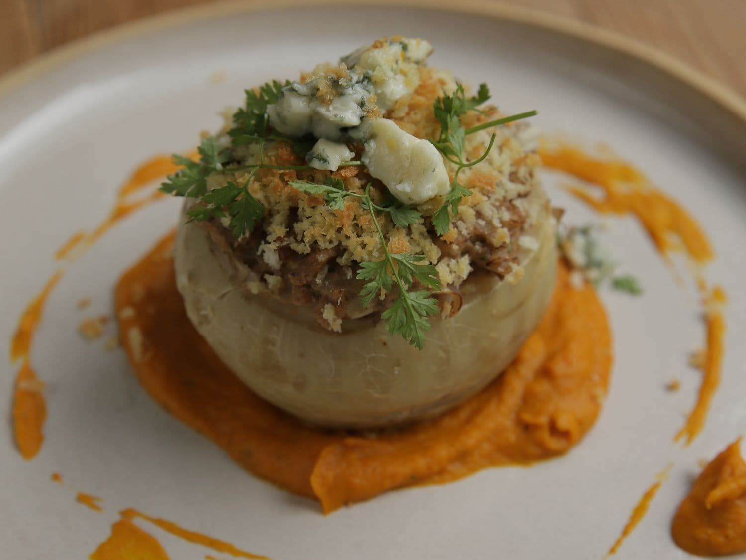 Gevulde koolrabi met champignons, blauwe kaas en pompoencrème