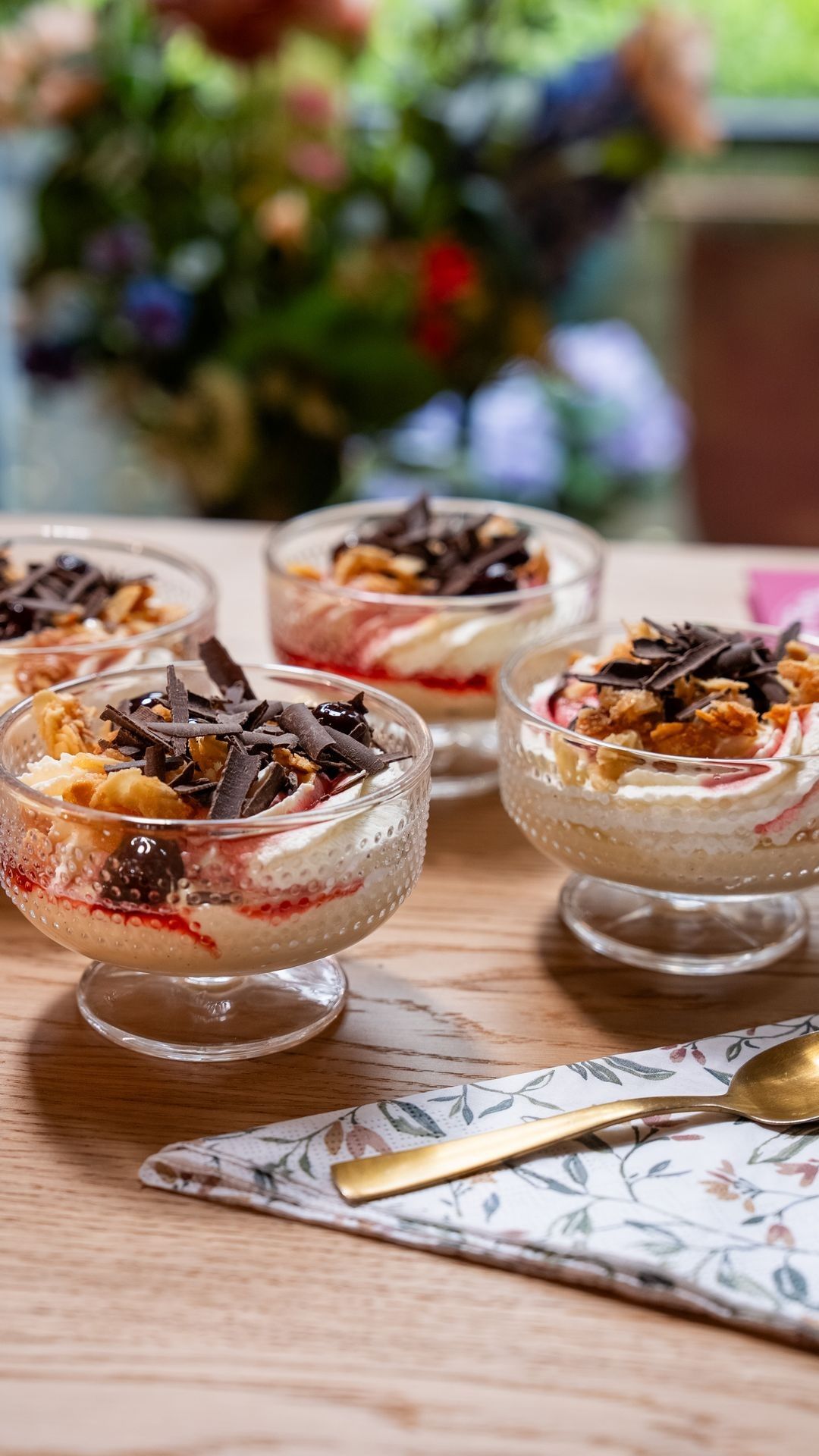 Amandelpudding met slagroom, amarenakersen, zwarte chocolade en geroosterde amandelen