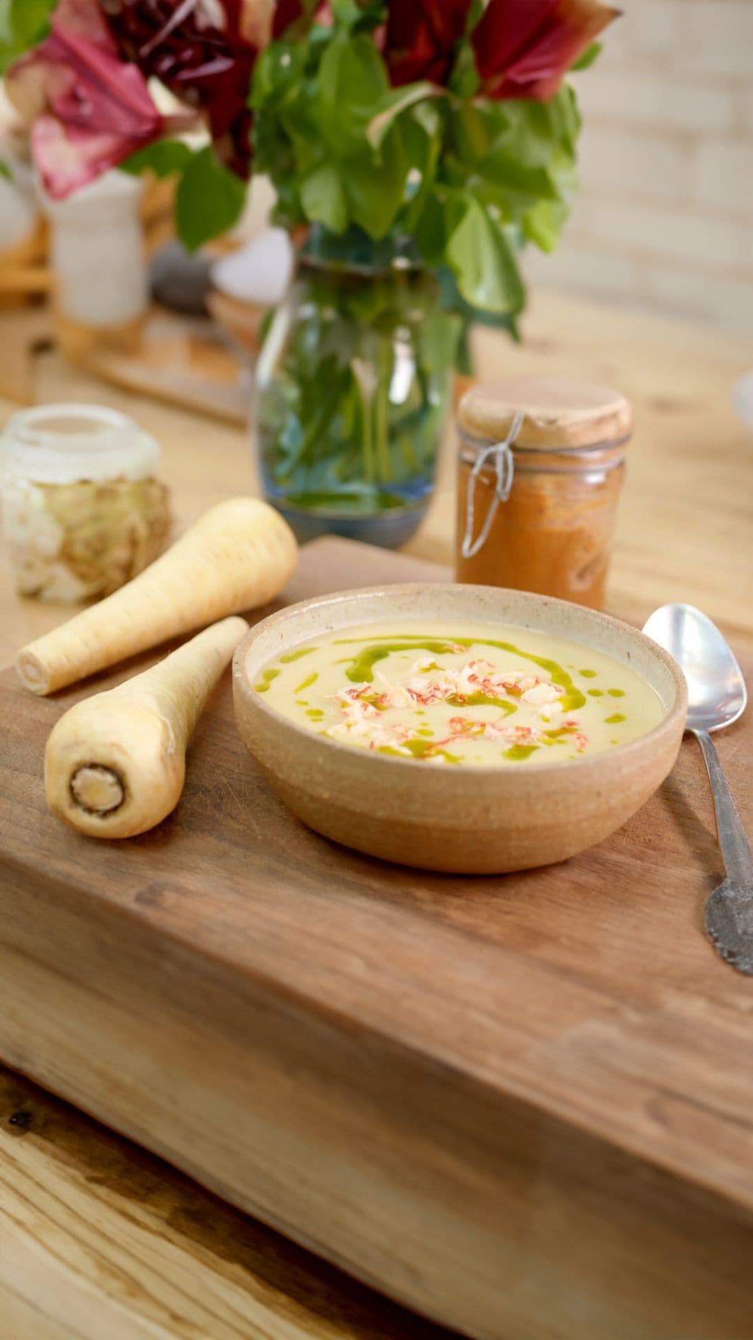 Pastinaaksoep met miso, korianderolie en rivierkreeftjes
