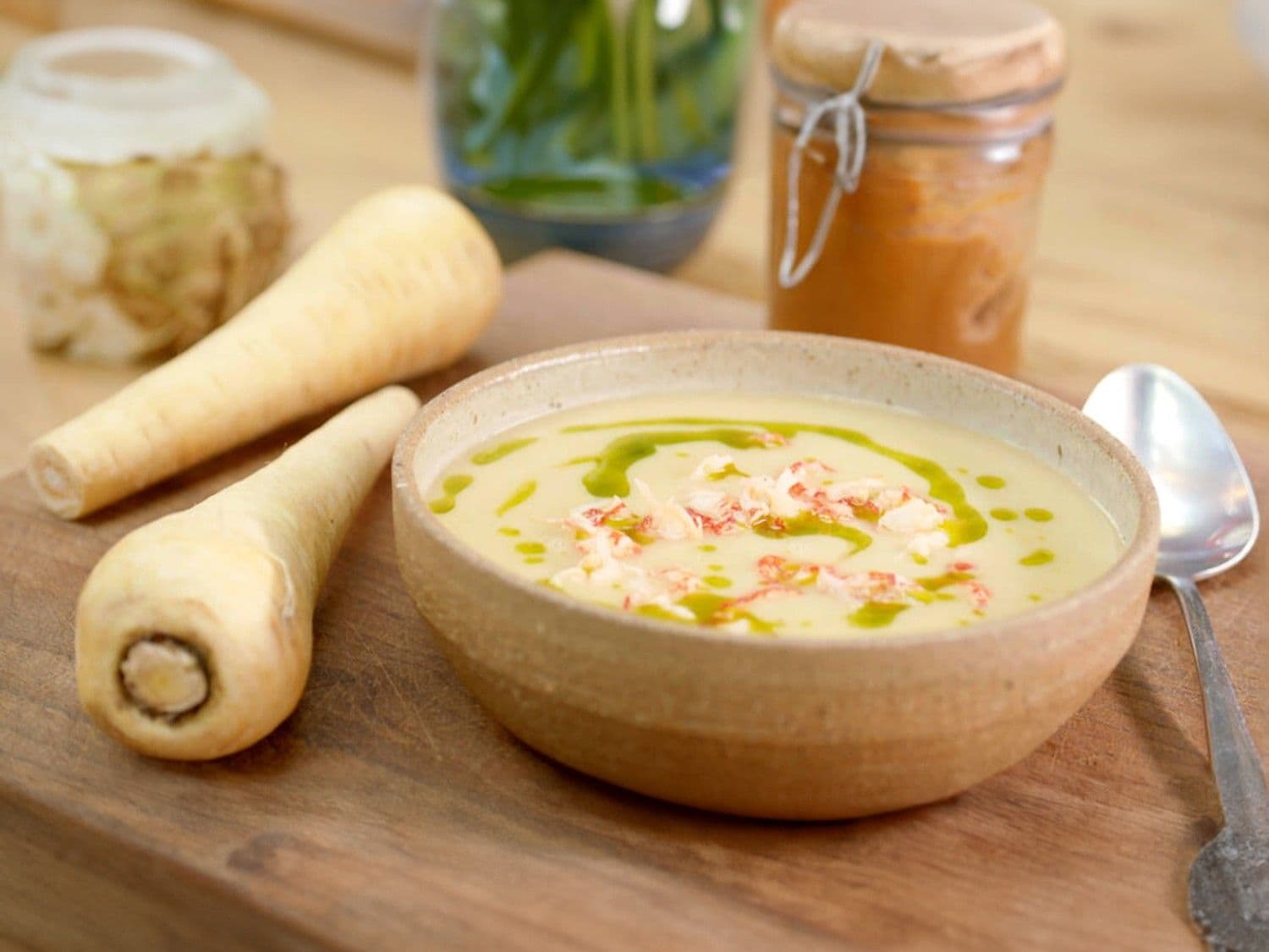 Pastinaaksoep met miso, korianderolie en rivierkreeftjes