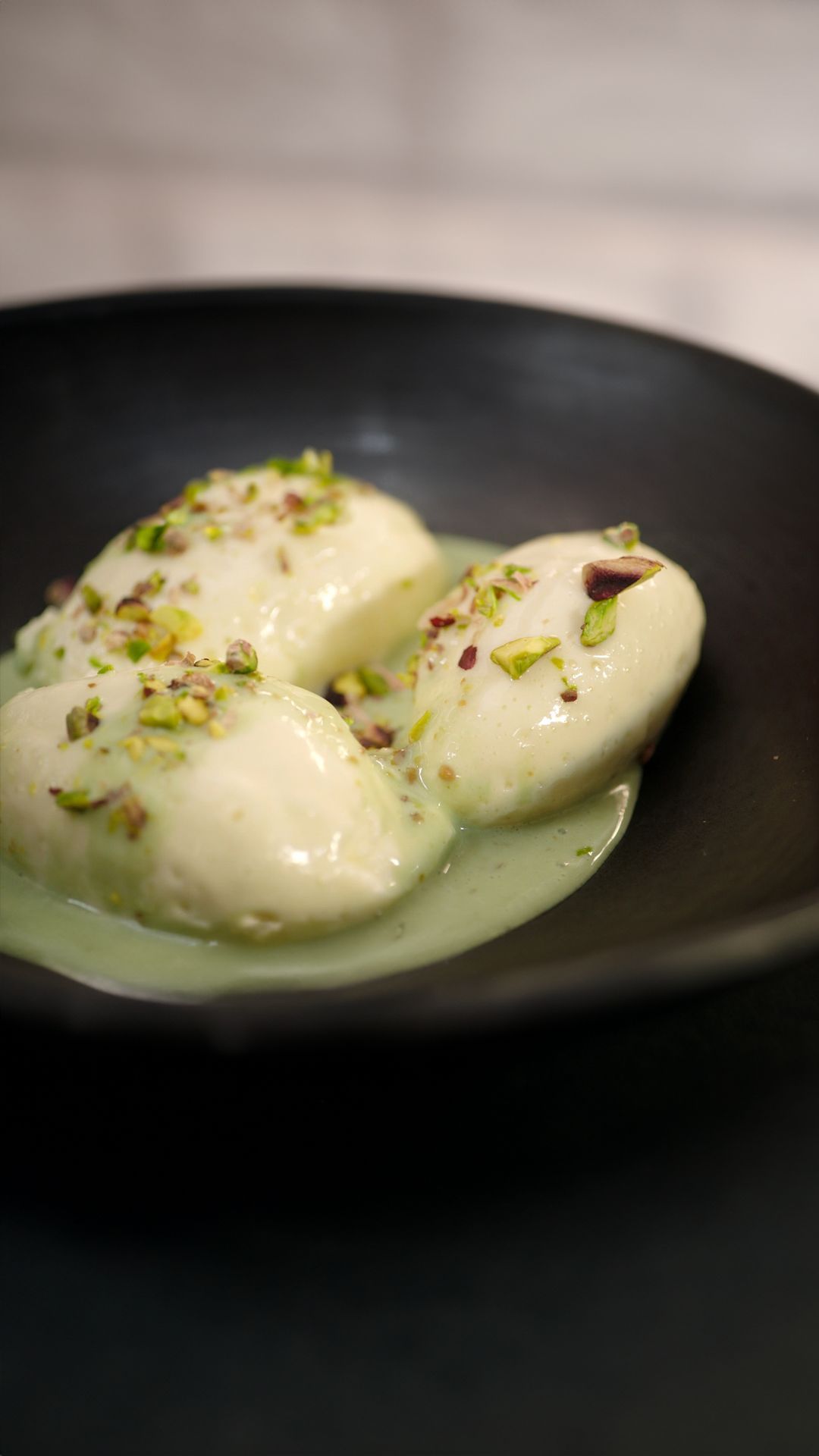 Witte chocolademousse met een pistachesaus