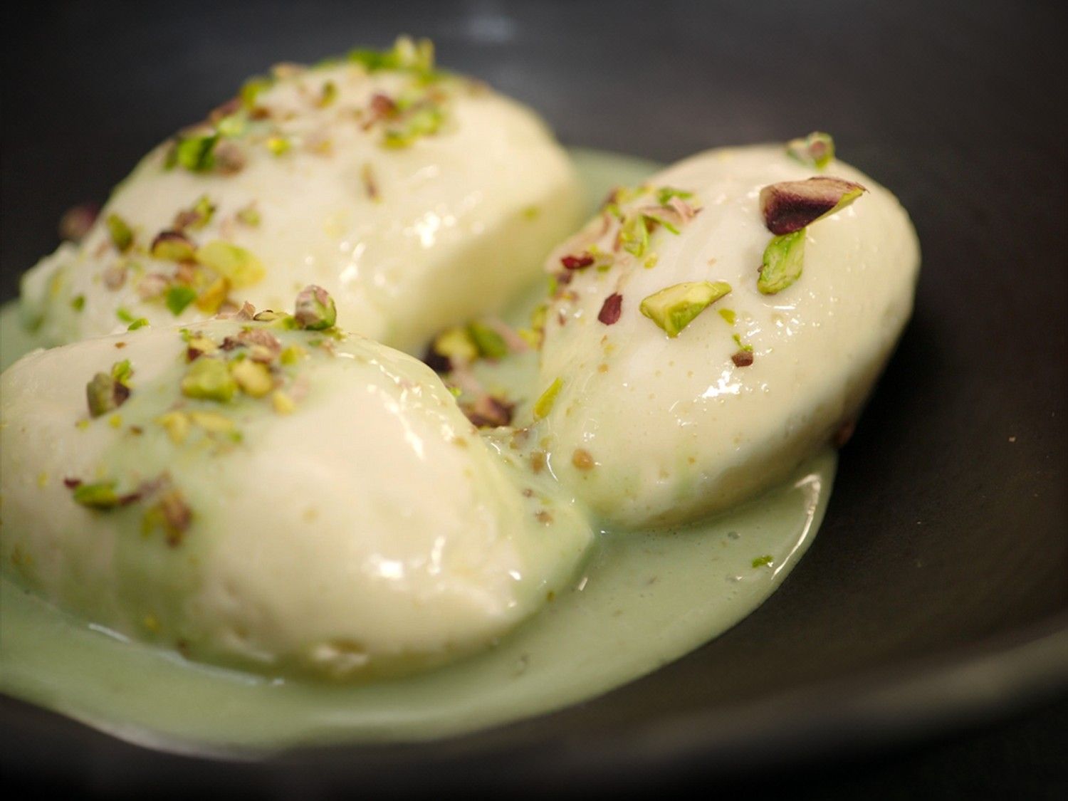 Witte chocolademousse met een pistachesaus