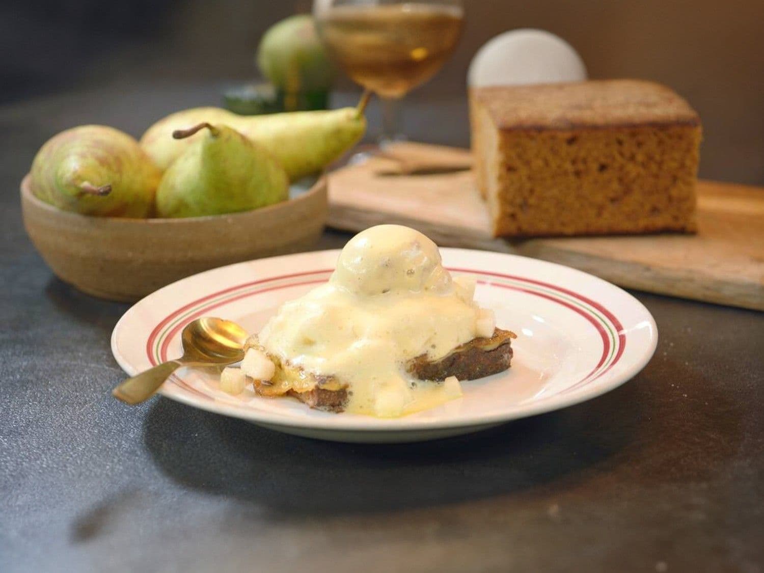Wentelteefje van peperkoek met peer en sabayon van geuze