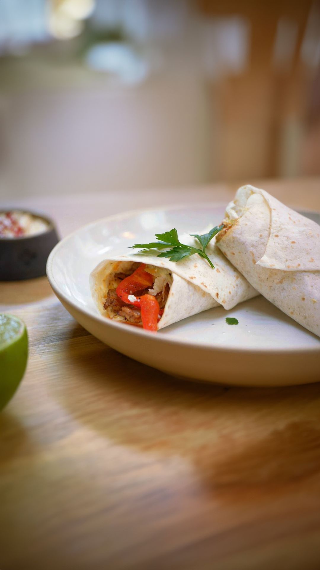 Durum met konijn, hummus en feta