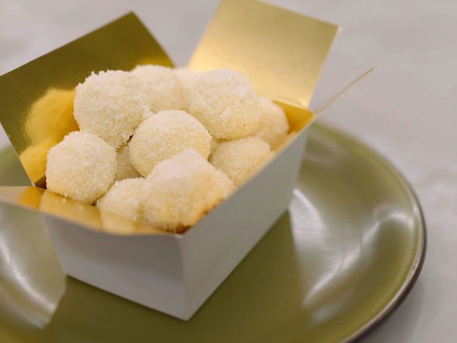 Witte chocoladetruffels met limoen en kokos