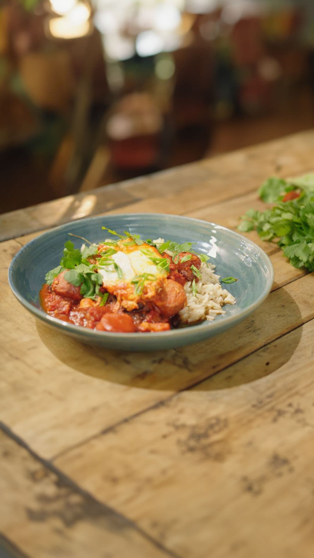 Chili con carne met chorizo en gepocheerde eieren
