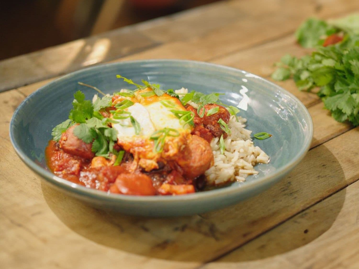 Chili con carne met chorizo en gepocheerde eieren