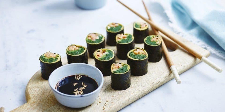 Sushi met garnalen en omelet
