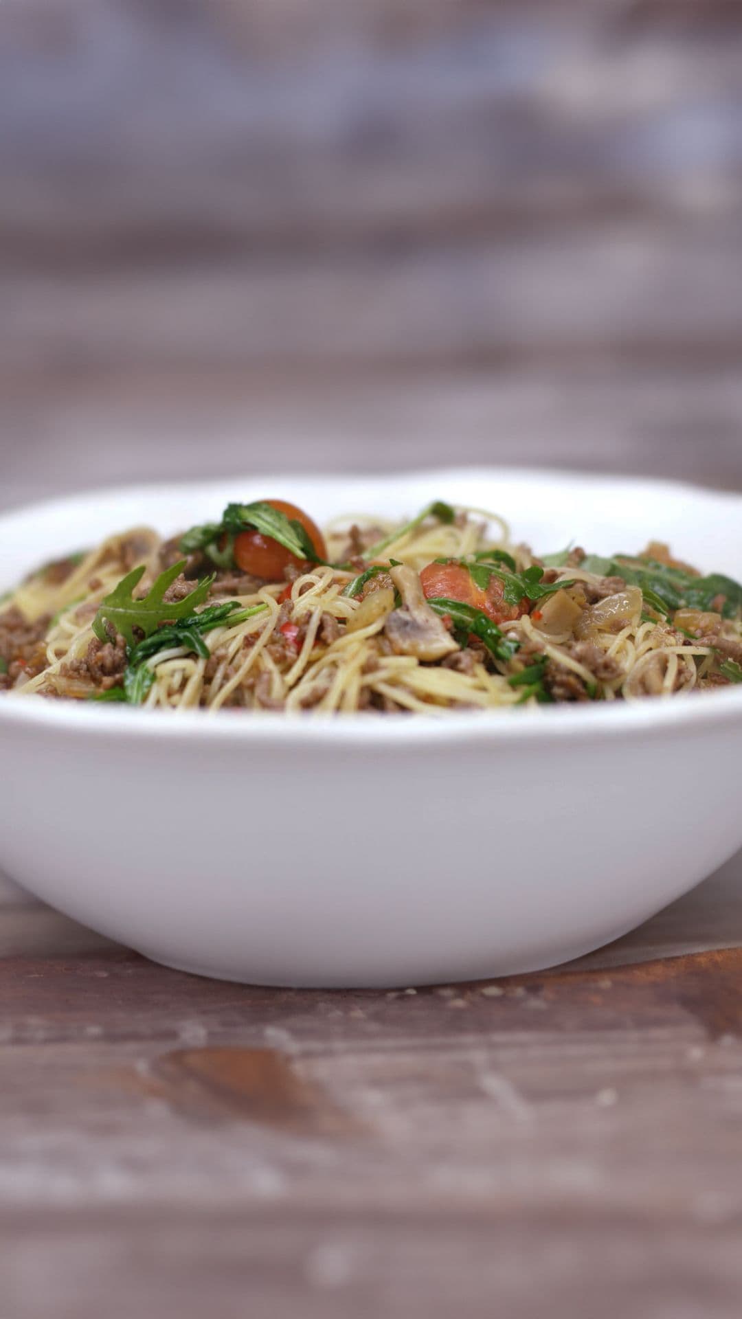 Capellini met gebakken gehakt, paddenstoelen en minitomaten
