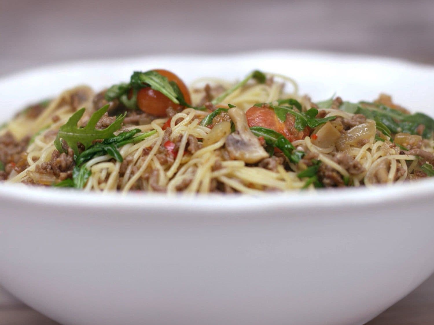Capellini met gebakken gehakt, paddenstoelen en minitomaten