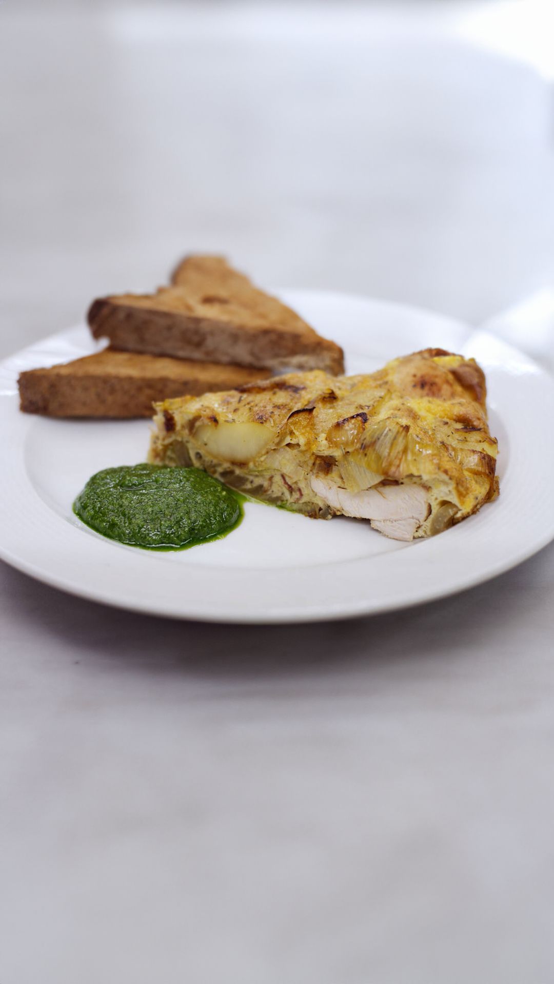 Dikke omelet met kip, prei en aardappelen