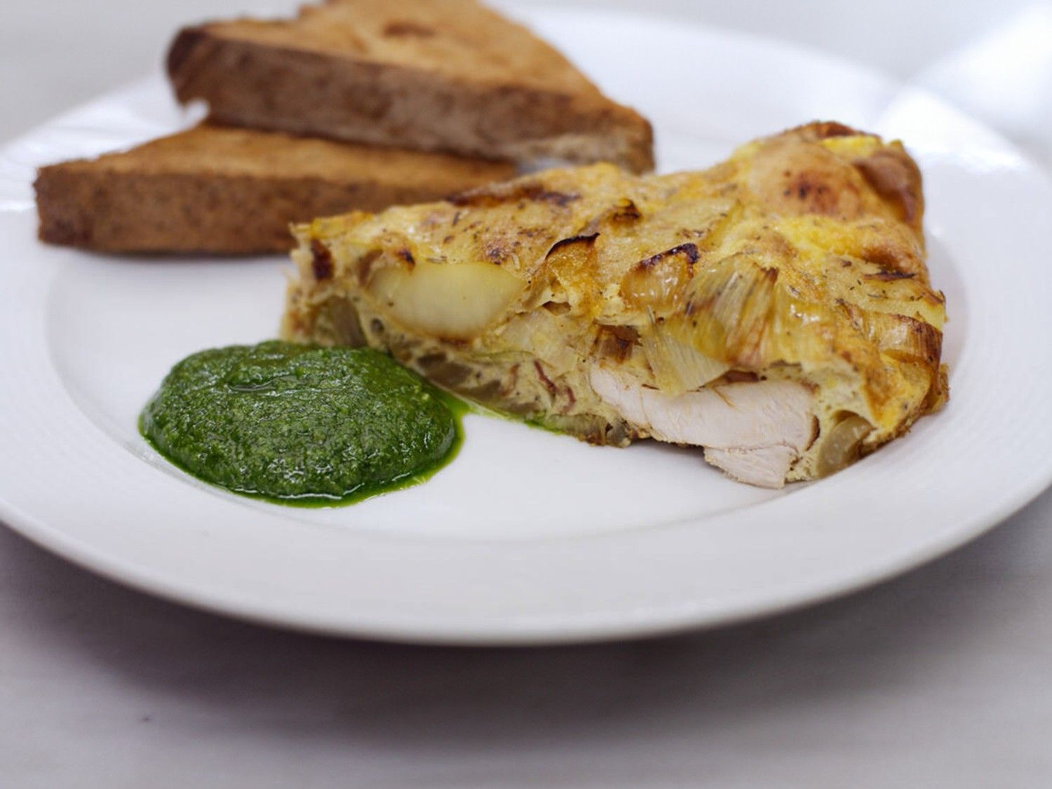 Dikke omelet met kip, prei en aardappelen