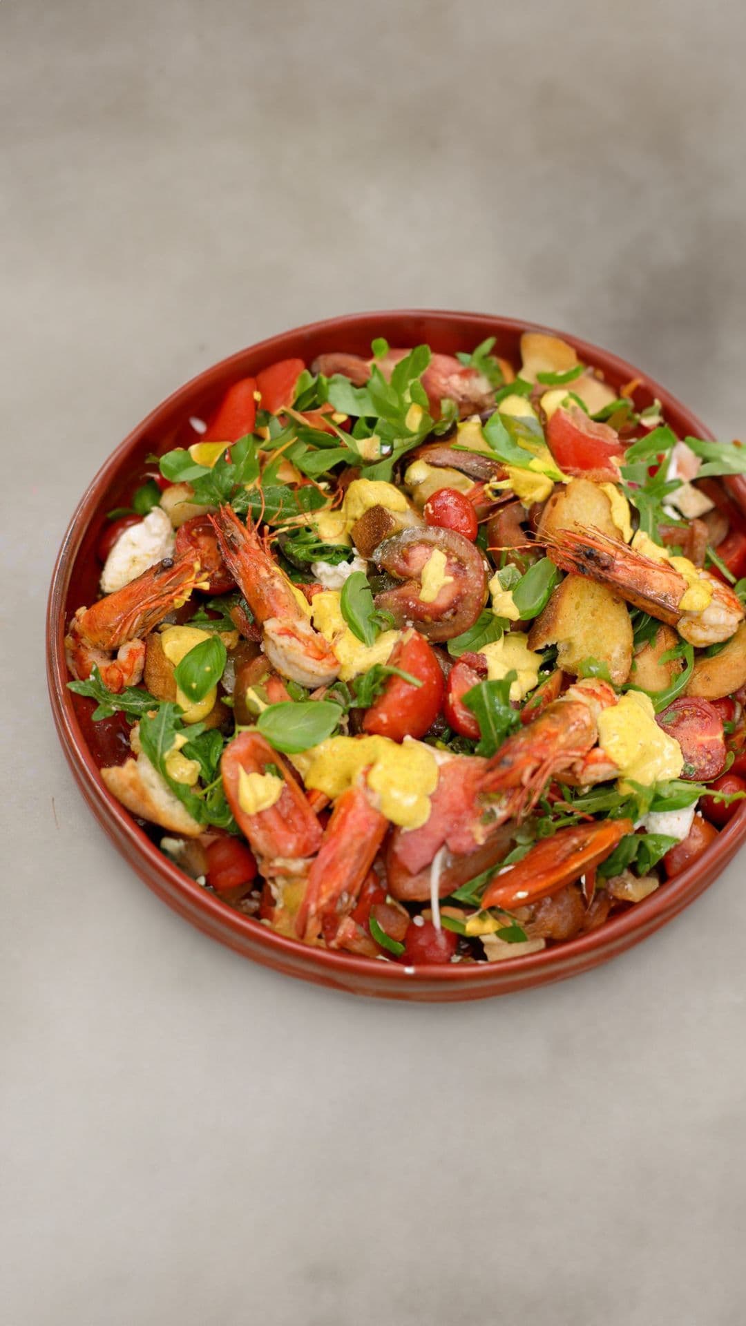 Bonte tomatensla met gebakken gamba's