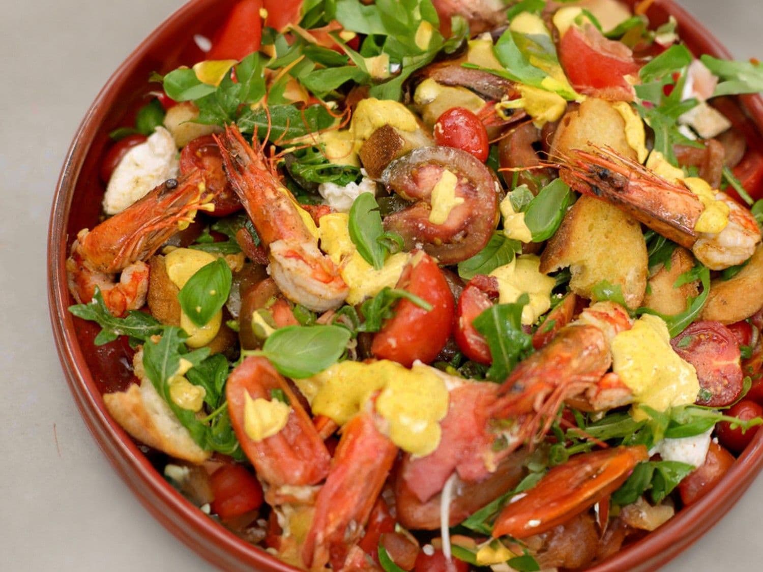 Bonte tomatensla met gebakken gamba's