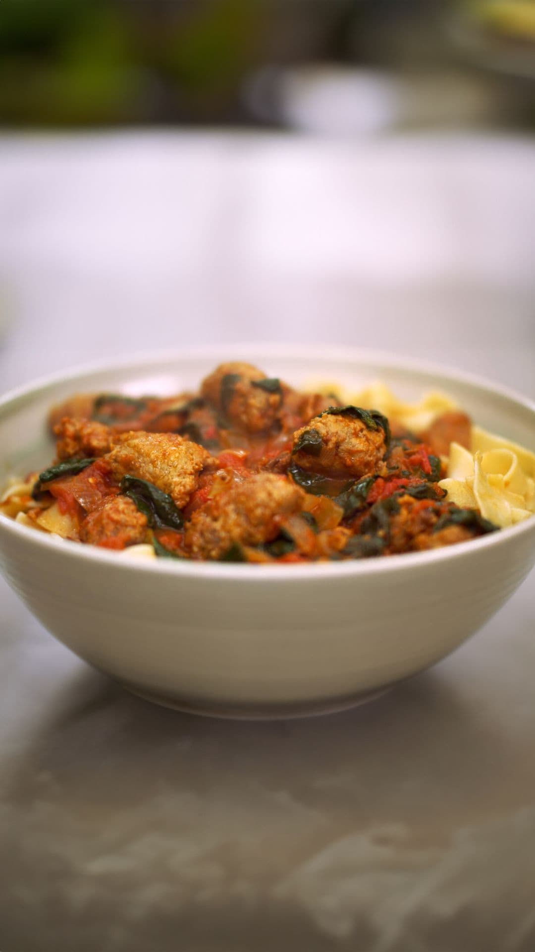 Pappardelle met worst, tomaat en spinazie