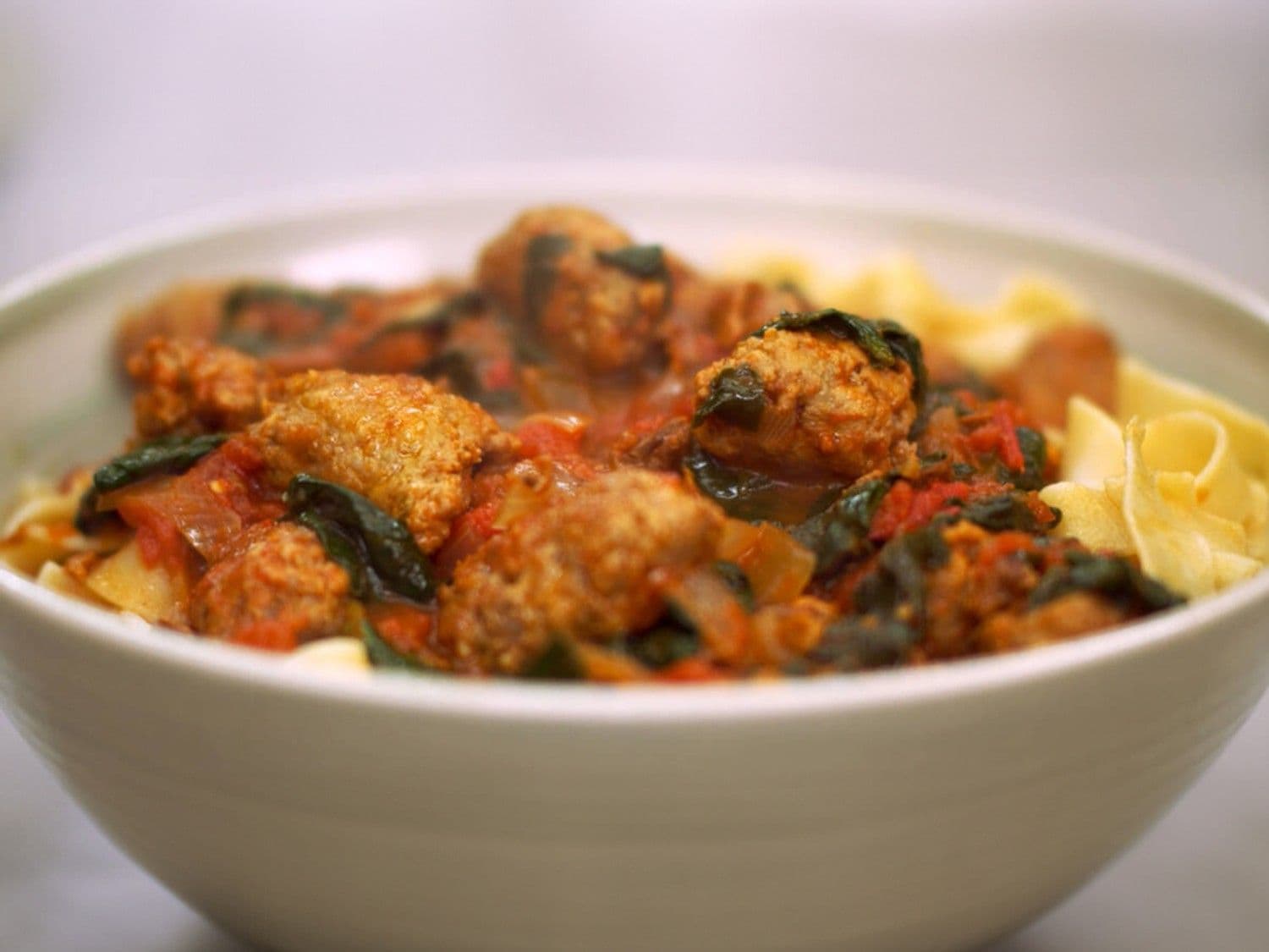 Pappardelle met worst, tomaat en spinazie