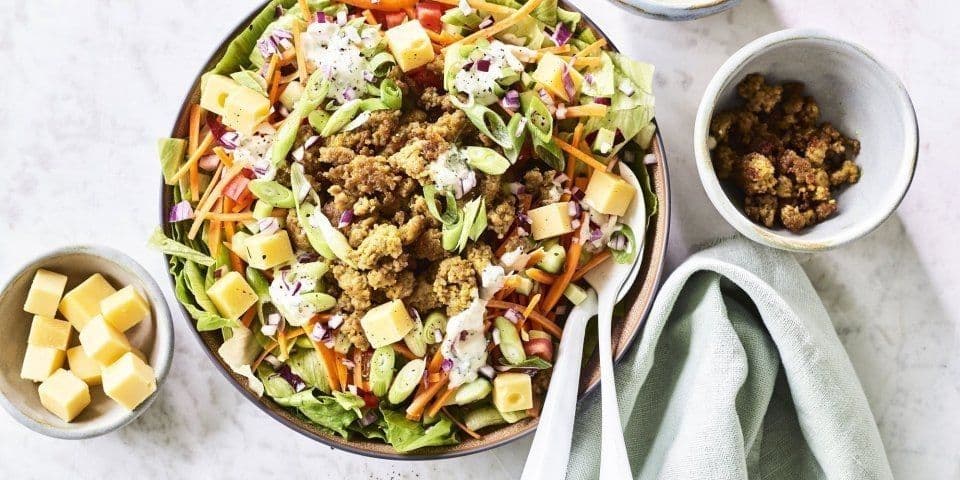 Salade met gehakt en ranchdressing