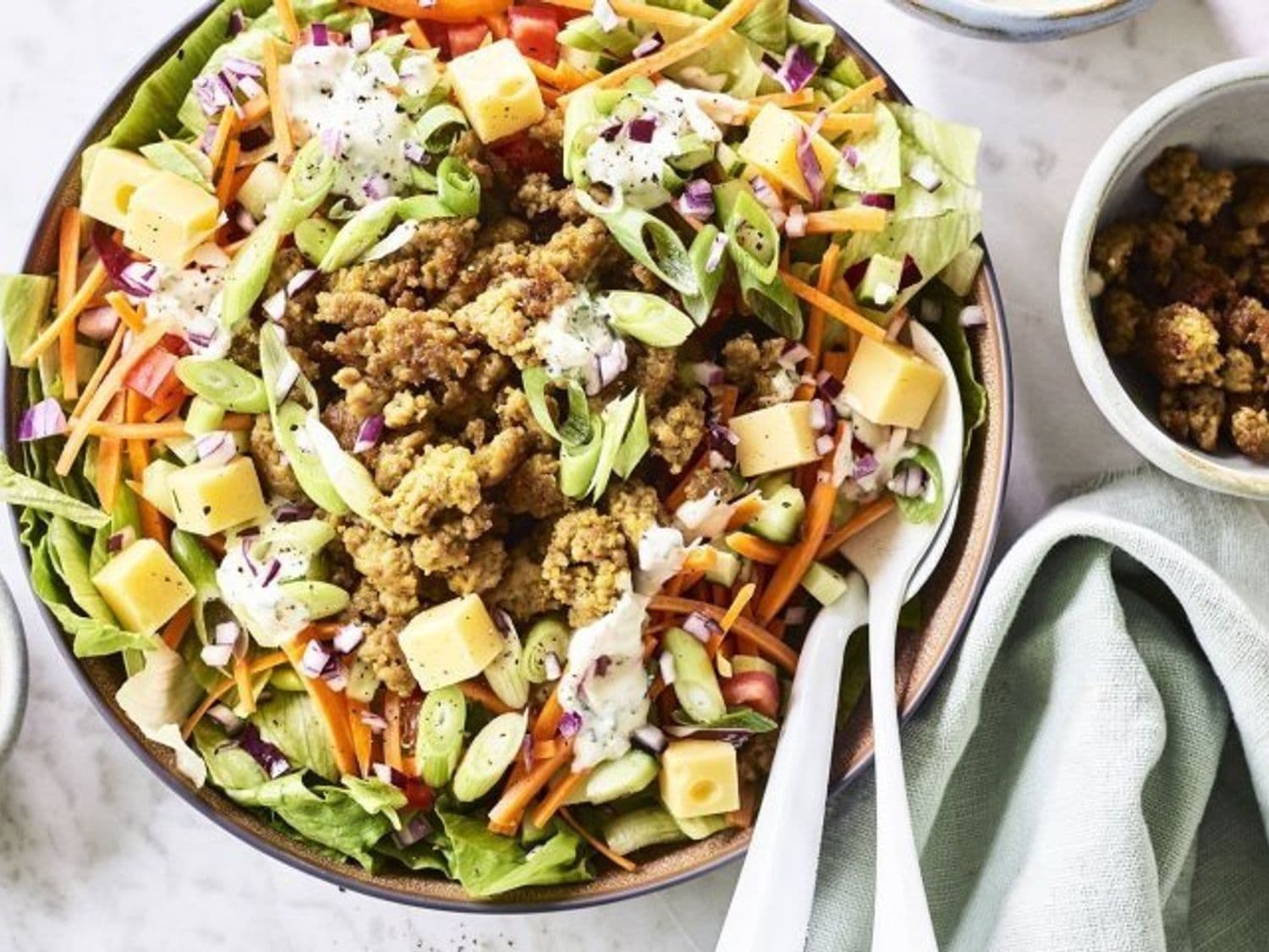 Salade met gehakt en ranchdressing