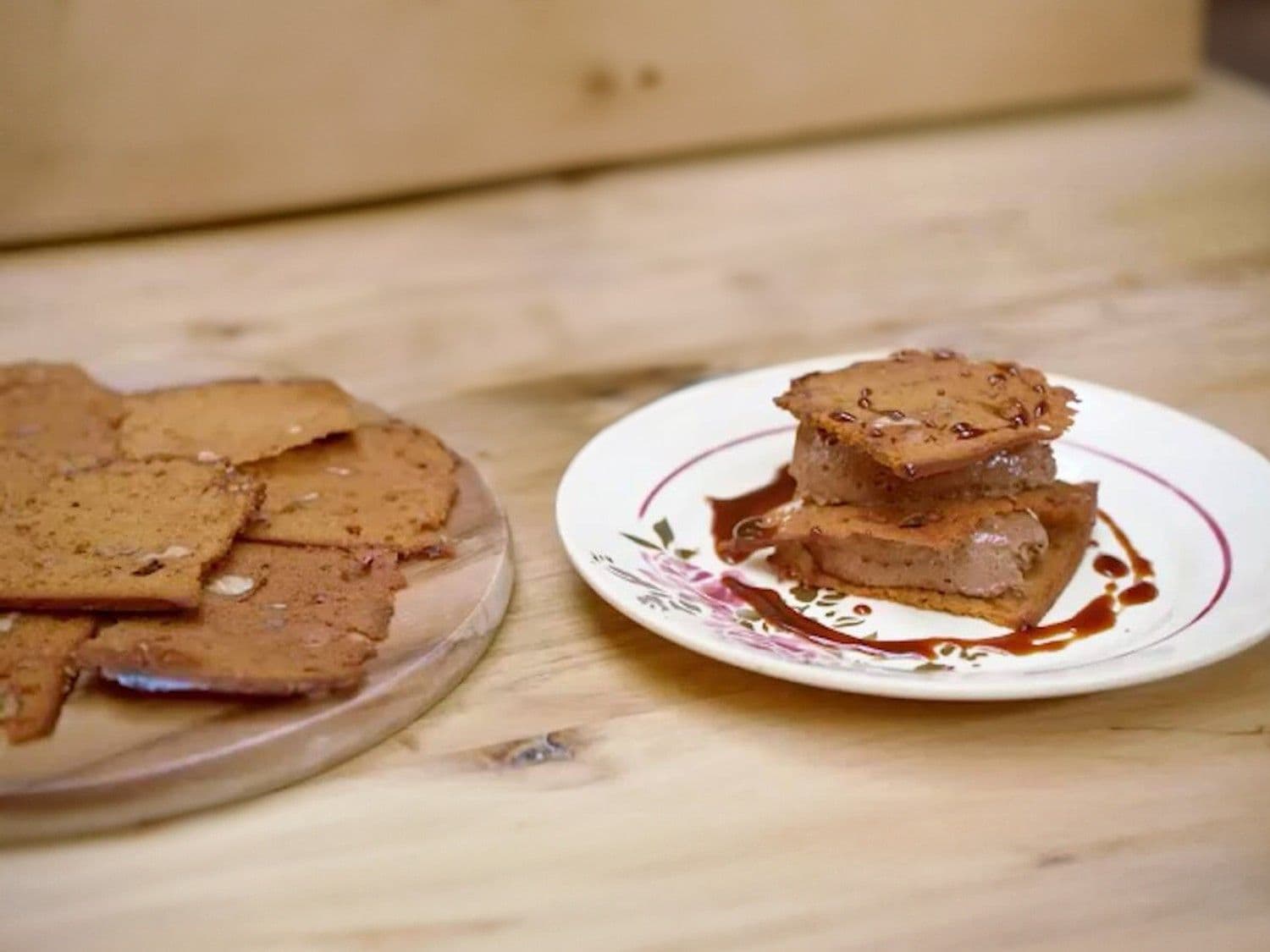 Millefeuille van peperkoek, chocolademousse van sinaasappel en karamel van mokatines