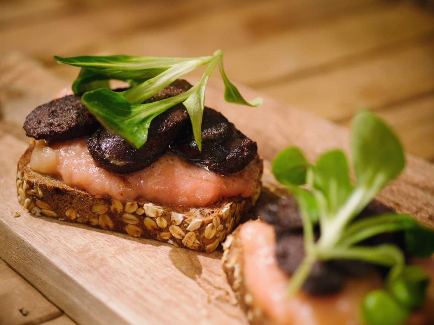 Toast met rabarbermoes, gebakken zwarte pens en veldsla