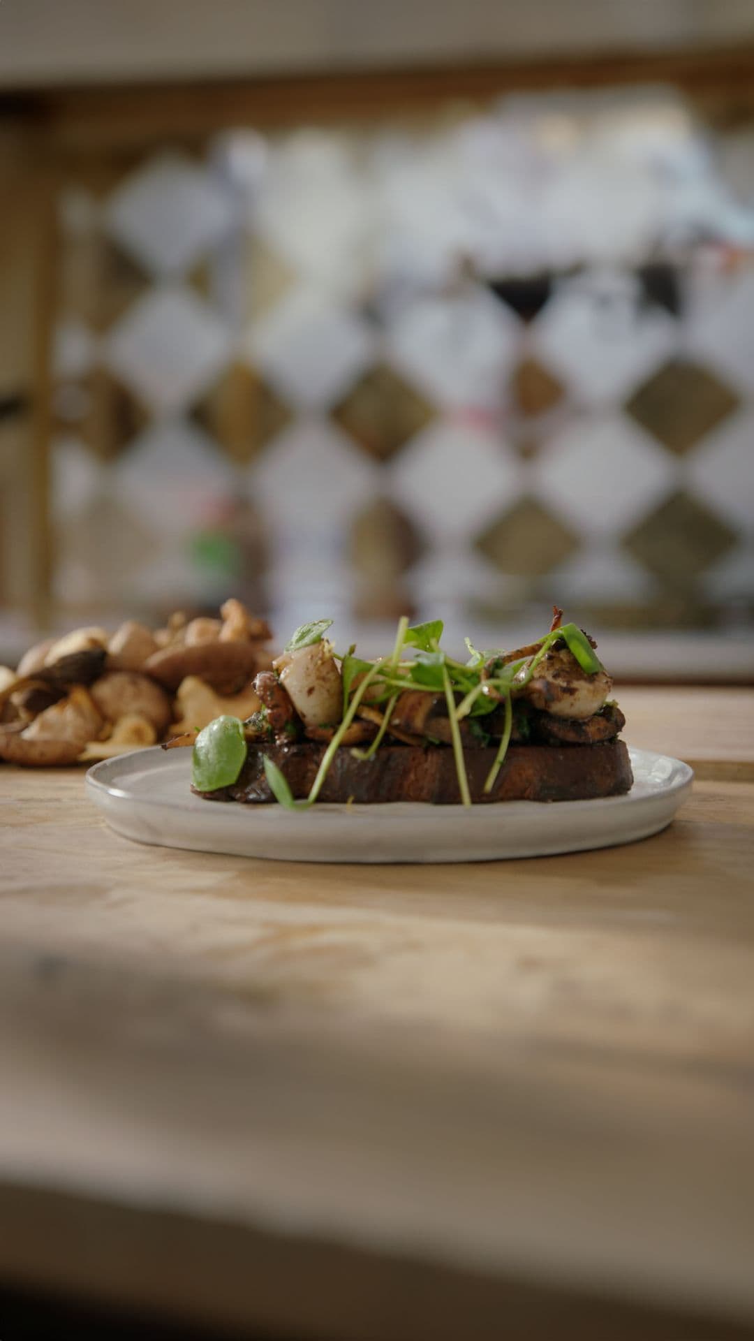 Toast champignon met sint-jakobsnoot en hazelnoot