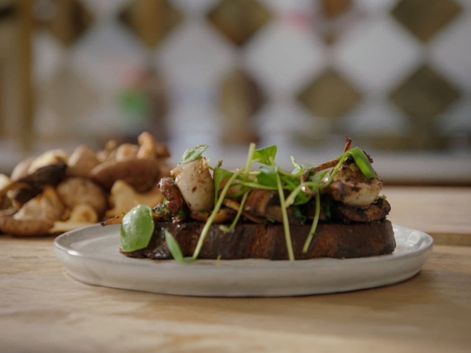 Toast champignon met sint-jakobsnoot en hazelnoot