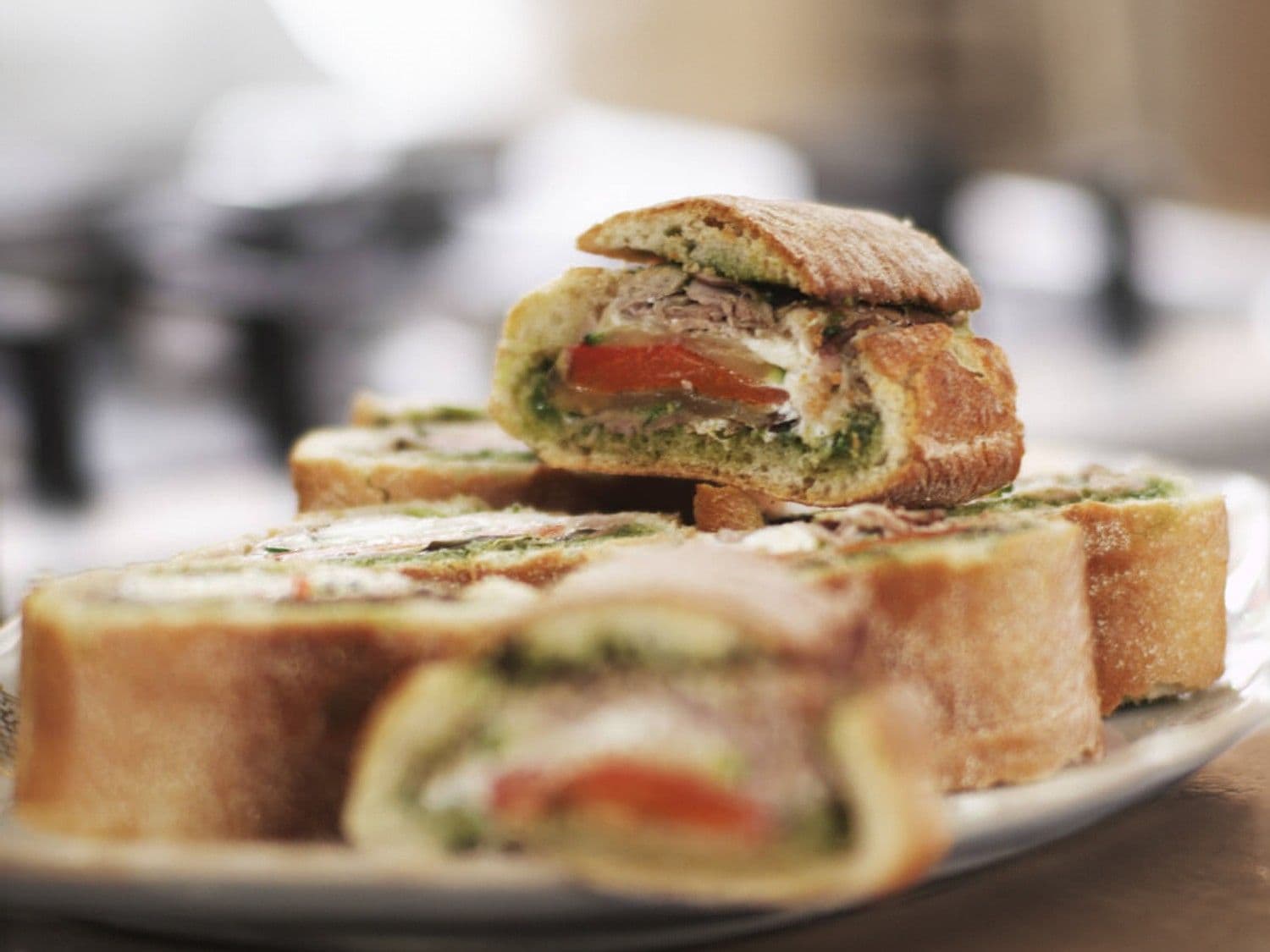 Verrassingsbrood met rosbief en groenten