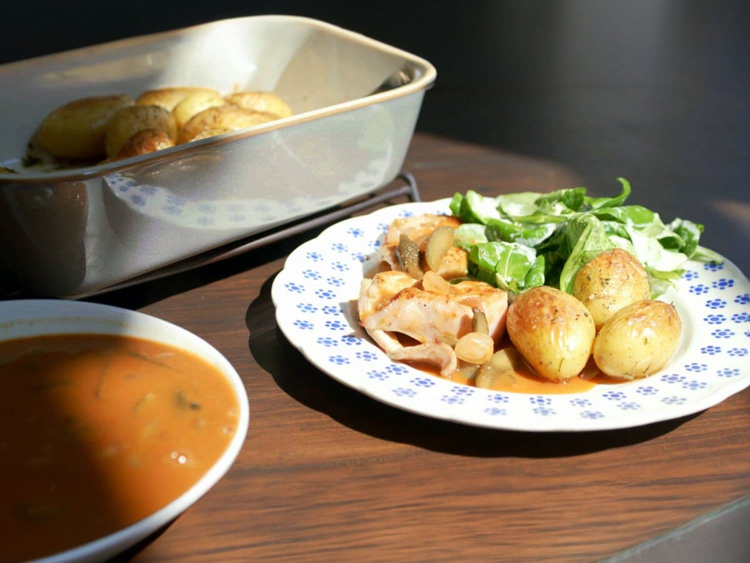 Konijn met picklessaus, veldsla en krieltjes